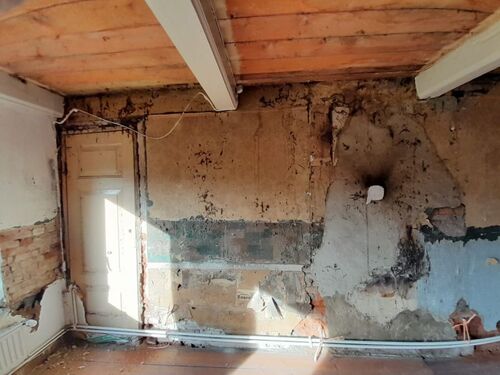 Freigelegte historische Wand- und Deckenkonstruktion - 