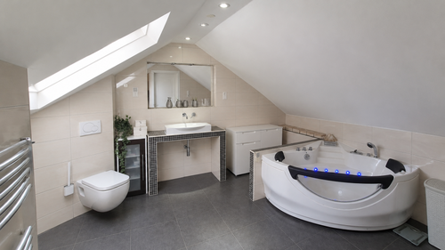 14_OG_Wohnung_Bad_Whirlpool_1 - 