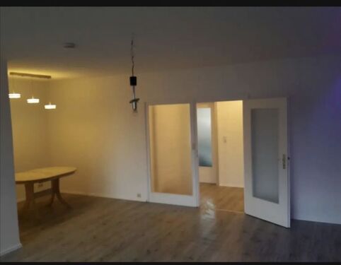 Wohnzimmer - 2 Zimmer Etagenwohnung zum Kaufen in Hannover