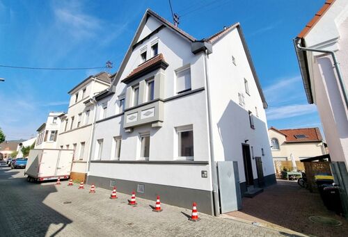 Titelbild Haus Vorderansicht - Provisionsfrei* Gepflegtes und sehr großzügiges Mehrfamilienhaus im Rheingau