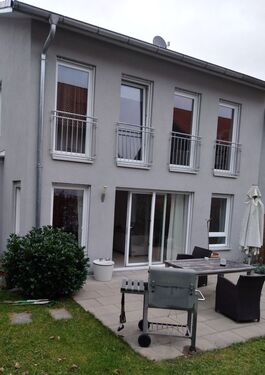 Südansicht - Provisionsfrei* AA 1a TOPLAGE neuw. 5,5 Zi. DHH 160 m²#EBK#Garage#ZISTERNE#Kamin#voll unterkellert