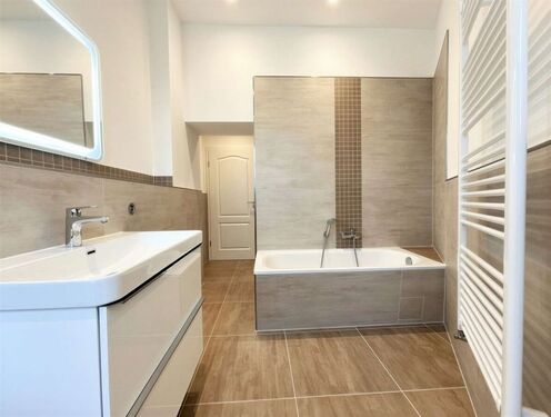 Badezimmer mit Badewanne - 