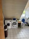Waschmaschine und Trockner im Bad - 