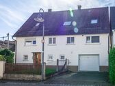 1 Haus Front - Provisionsfrei* Zweifamilienhaus mit Garten & Garage - bezugsfrei und mit viel Potenzial zur individuellen Gestaltung