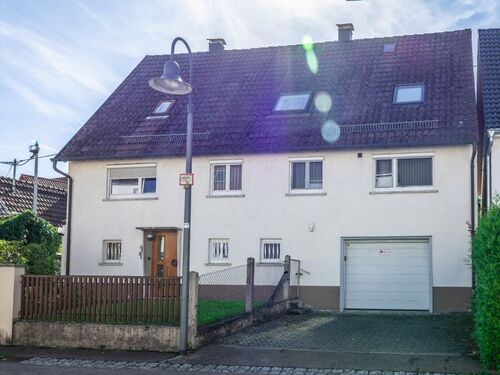 1 Haus Front - Provisionsfrei* Zweifamilienhaus mit Garten & Garage - bezugsfrei und mit viel Potenzial zur individuellen Gestaltung
