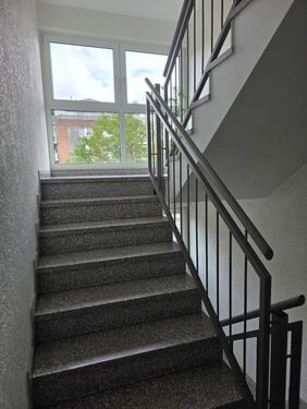 Treppenhaus - 3 Zimmer Etagenwohnung in Duisburg