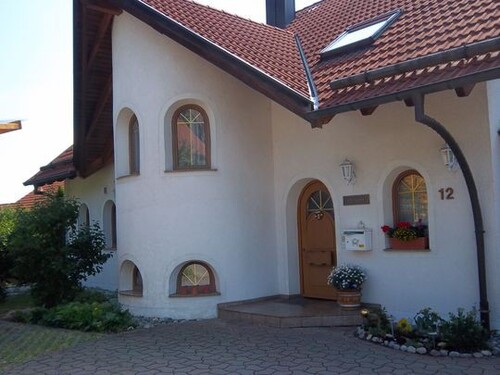 Wo 1 Hauseingang mit Treppenhaus - Provisionsfrei* 3 Generationen ZFH: 5 ZiWo + 4 ZiWo, 3 Ebenen, Grund 802 m² in 89173 Lonsee zu verkaufen.