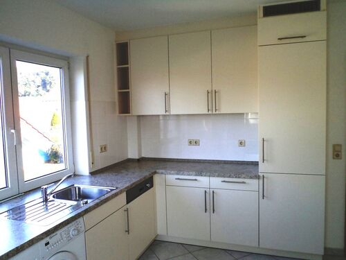 Küche: Kühlschrank + Gefriertruhe - 2 Zimmer Dachgeschoßwohnung zur Miete in Weil im Schönbuch