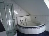 Badezimmer mit Dreieckbadewanne - 