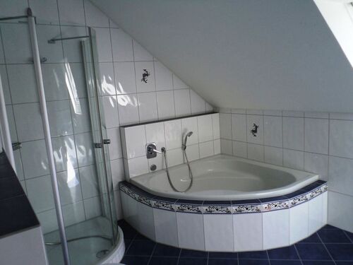 Badezimmer mit Dreieckbadewanne - 