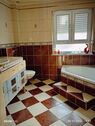 Bad mit Badewanne u. Dusche - 