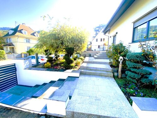 Aussenansicht Hauszugang - 13 Zimmer Mehrfamilienhaus, Wohnhaus in Staufen