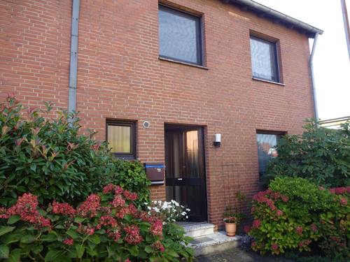 2_GJ_BlickAufHausfront - 7 Zimmer Reihenhaus in Moers