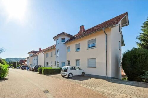 Ansicht Häuser Parkplätze - 3 Zimmer Dachgeschoßwohnung in Florstadt