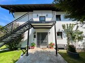 Vorderansicht- einladender Eingangsbereich mit Zugang zum Haus - 