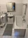 Bad mit Wanne und Waschmaschine - 