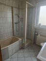 Bad mit Dusche und Badewanne - 