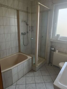 Bad mit Dusche und Badewanne - 