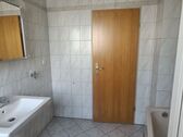 Bad mit Dusche und Badewanne - 