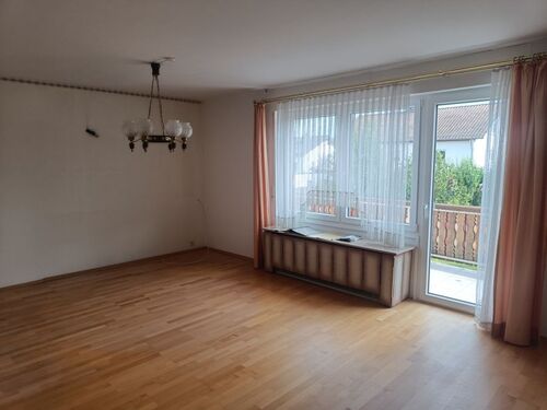 Wohnzimmer mit Zugang zum Balkon - 