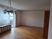 Wohnzimmer mit Zugang zum Balkon - 