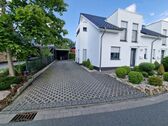 Außenbereich mit Carport/Stellplätzen - 