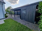 Außenbereich mit Carport/Stellplätzen - 