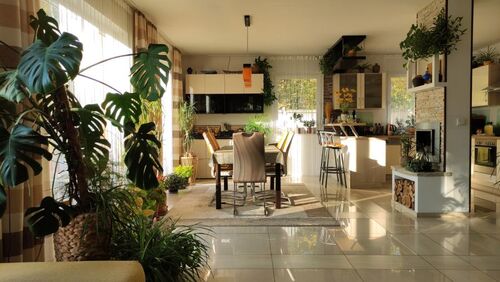 Wohnbereich EG - Provisionsfrei* Schönes Haus mit sonnigem Garten im Grünen. Komplett möbliert. Energieeffizienzklasse A.