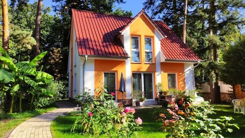 Ansicht vom Garten - Provisionsfrei* Schönes Haus mit sonnigem Garten im Grünen. Möbliert. Energieeffizienzklasse A.