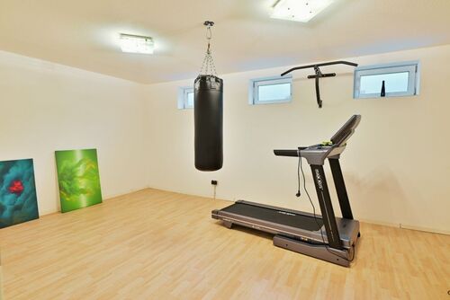Sportraum-Wohnzimmer Kellerwohnung - 