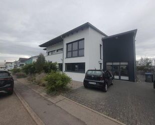 Provisionsfrei* Moderne Gewerbeimmobilie mit Büro, Wohnung und Halle - KfW 70, Solaranlage, hochwertige Ausstattung - Altdorf