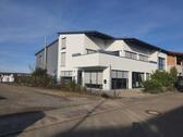 aussen - Provisionsfrei* Moderne Gewerbeimmobilie mit Büro, Wohnung und Halle - KfW 70, Solaranlage, hochwertige Ausstattung
