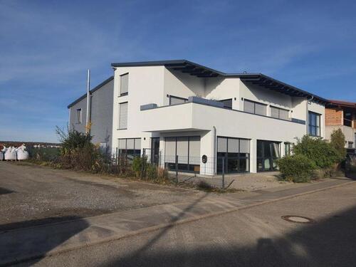aussen - Provisionsfrei* Moderne Gewerbeimmobilie mit Büro, Wohnung und Halle - KfW 70, Solaranlage, hochwertige Ausstattung
