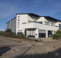 Provisionsfrei* Moderne Gewerbeimmobilie mit Büro, Wohnung und Halle - KfW 70, Solaranlage, hochwertige Ausstattung - Altdorf