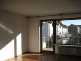 Bild 1 Wohnzimmer mit Balkon - Sonnige 4-Zimmer-Wohnung mit Dachstudio & Südbalkon - zentrumsnah