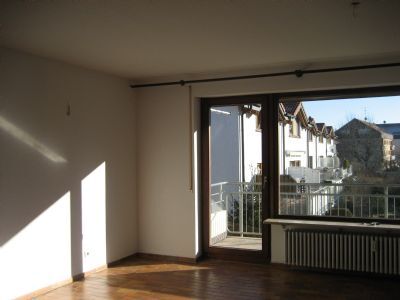 Bild 1 Wohnzimmer mit Balkon - Sonnige 4-Zimmer-Wohnung mit Dachstudio & Südbalkon - zentrumsnah