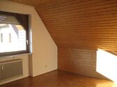 Bild 4 Zimmer mit Dachschräge und Holzverschalung - Maisonettenwohnung mit 110,00 m&sup2; in Villingen-Schwenningen zur Miete
