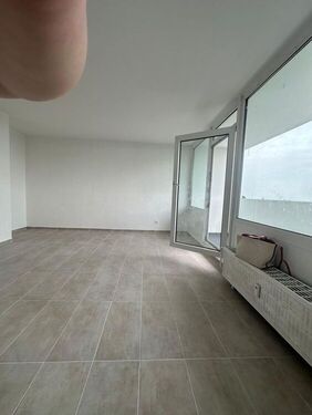 Wohnzimmer 1 - TOP sanierte 2,5 Zimmer Wohnung mit Balkon