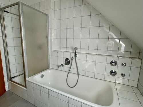 Bad_2 mit Dusche und Badewanne - 