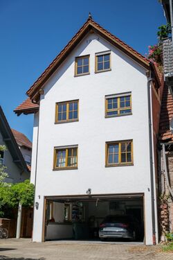001 Haus Titelbild - Provisionsfrei* Viel Platz für Familie & Kapitalanlage: Bezugsfreies Zweifamilienhaus mit 2 Wohneinheiten und Doppelgarage