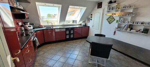 Großzügige, sehr helle Küche mit Fußbodenheizung - 