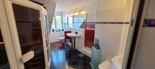 Bad mit integrierter Sauna - 