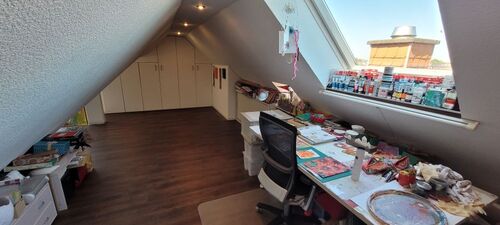 Atelier obere Ebene mit Einbauschränken - 