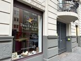 2 helle Laden-Bürofläche mit zwei Eingängen in Köln-Neustadt-Süd. Ideal für Coworking, Start-ups oder Agenturen. Ab 01.07.2026 frei, aktuell als Shared Office mit Reisebüro genutzt.