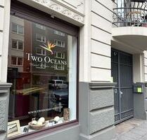 2 helle Laden-Bürofläche mit zwei Eingängen in Köln-Neustadt-Süd. Ideal für Coworking, Start-ups oder Agenturen. Ab 01.07.2026 frei, aktuell als Shared Office mit Reisebüro genutzt.