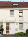 Hauseingang - Provisionsfrei* Maintal-Bischofsheim (Spessartstr.): Neuwertiges, modernes RMH in ruhiger Lage
