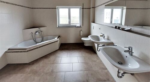 Teilansicht Bad - 