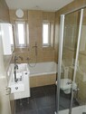 Badezimmer mit großer Wanne und Dusche (Muster) - 