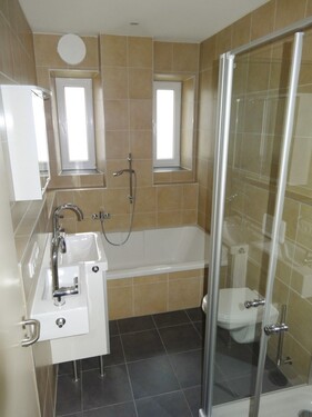 Badezimmer mit großer Wanne und Dusche (Muster) - 