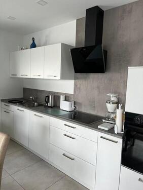 Küche - Moderne hochwertige 3-Zimmer-Neubau-Wohnung. möbiliert, evt. noch Platz für eigene Möbel. Ideal für Berufspendler oder befristetes Wohnen